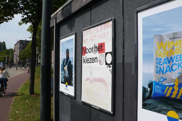donker muurtje langs fietspad met fietser en kruispunt in de verte. 3 borden waarvan de middelste bewerkt is. De reclame 'voor het kiezen' is gebruikt met daarboven geschreven, soms hebben wij het niet voor het kiezen. Er onder een kerk in vlammen getekendt met in de kerktoren geschreven: Saviour!
unbind us!
Unbind us!
Hold us no more! Rood dak en geel oranje vlammen