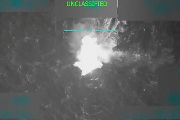 El buque supuestamente cargado con drogas atacado por EEUU en aguas del Caribe el 2 de septiembre de 2025. (DONALD TRUMP VIA TRUTH SOCIAL / Handout via REUTERS)