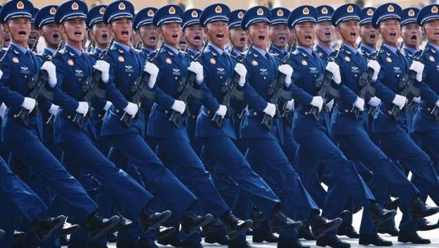 Exhibició de lluïment d eles tropes amb una escenificació cuidada al mil·límetre (Reuters/Tingshu Wang)