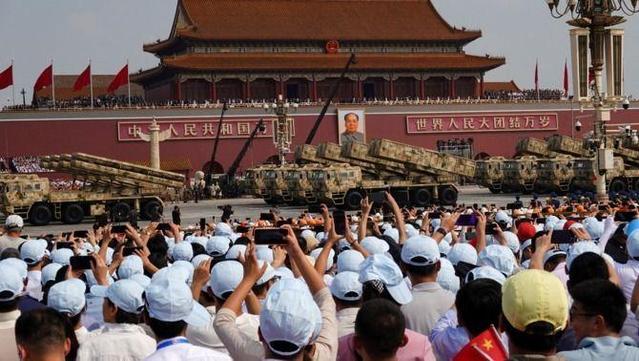 Durant la desfilada militar s'han exhibit carros de combat, artilleria i míssils d'última generació (Reuters/Go Nakamura)