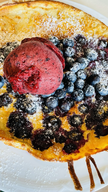 Mein leckerer Pfannkuchen mit Heidelbeeren und Heidelbeereis. So lecker, aber er war so heiß 🥵