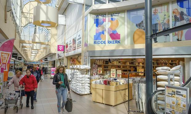 Winkelende mensen in winkelhart Ridderkerk