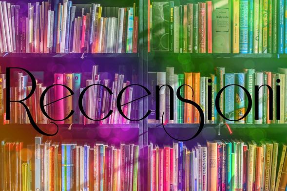 Etichetta della categoria recensioni: raffigura una libreria con un filtro arcobaleno e la scritta Recensioni.