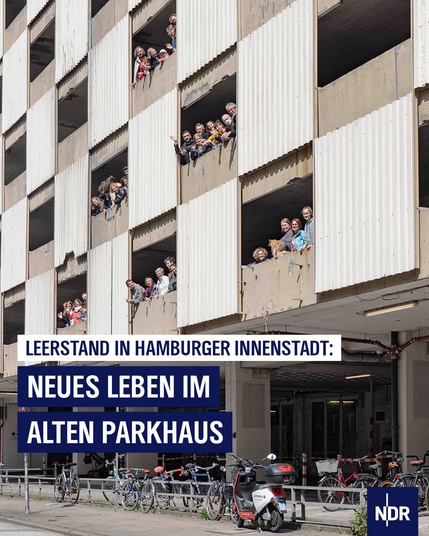 Bild: Die graue Fassade eine Parkhauses aus den 1960er Jahren. EIne Gruppe von Menschen schaut hinaus.

Text: Leerstand in Hamburger Innenstadt: Neues Leben im alten Parkhaus