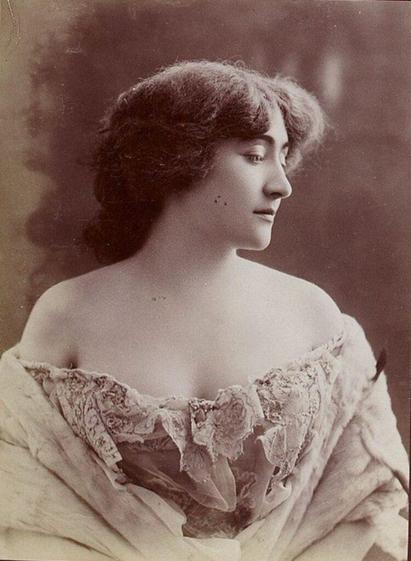 valentine-de-saint-point-photographiee-par-alphonse-mucha-une-femme-avant-garde-4