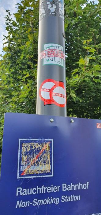 Mit 2 Aufklebern überklebter Nazi-Aufkleber