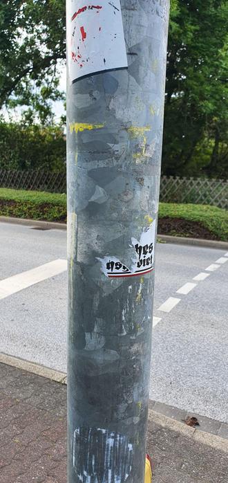 Abgerissener Naziaufkleber.