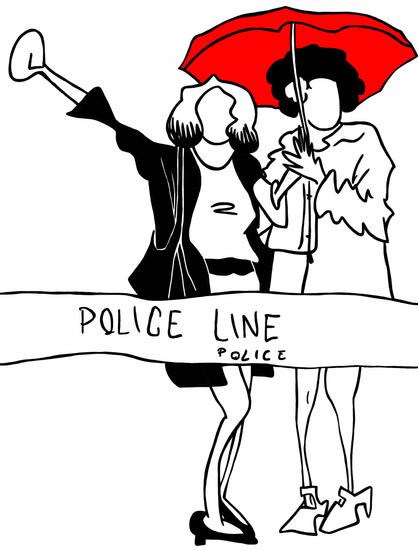 Dibujo de Sylvia Rivera y Marsha P. Johnson. Sylvia aparece a la izquierda, con un vestido ceñido por un cinturón negro, a la cintura, y lleva una chaqueta que parece cuero y un bolso negro. Aparece levantando el puño derecho en señal de protesta. Marsha aparece a la derecha, con un chaquetón que parece de "pelo", con un bolso blanco, y sujeta un paraguas rojo (único elemento de color del dibujo) con el que parece resguardar a ambas. Tiene una flor en el pelo. Las dos aparecen tras una banda en la que se lee: "POLICE LINE". El dibujo es una versión de una foto de Diana Davies hecha en Nueva York en 1973, durante unas protestas. Marsha aparece no racializada solo por el estilo del dibujo.