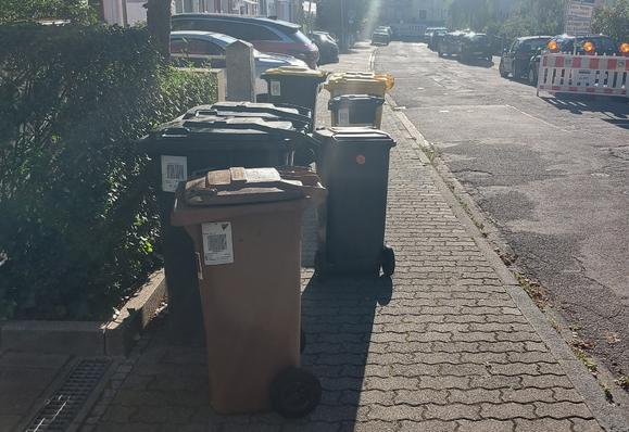 Mülleimer auf dem Fußweg