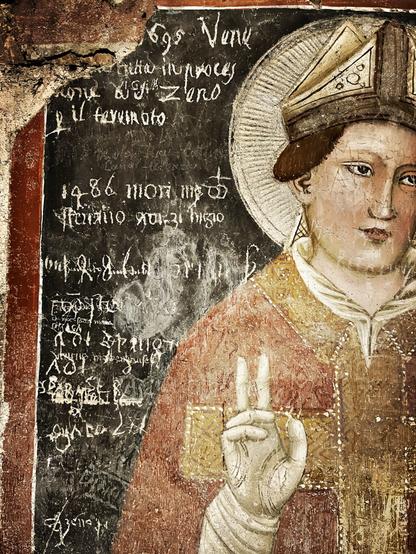 Inscription de noms gravés sur les fresques des murs de l’église