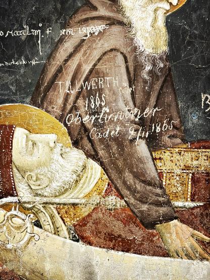 Inscription de noms gravés sur les fresques des murs de l’église