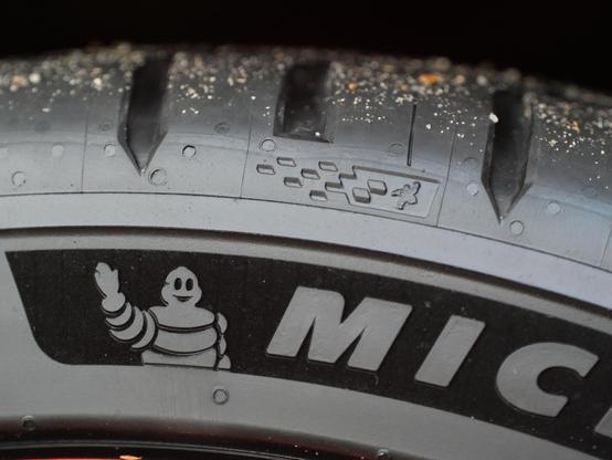 Pilot Sport 5 tyre, showing the second Bibendum pointing to the tread wear indicator section