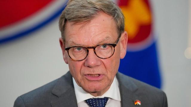 Deutschlands Außenminister Wadephul sieht aus wie Harrison Ford als Dr. Indiana Jones