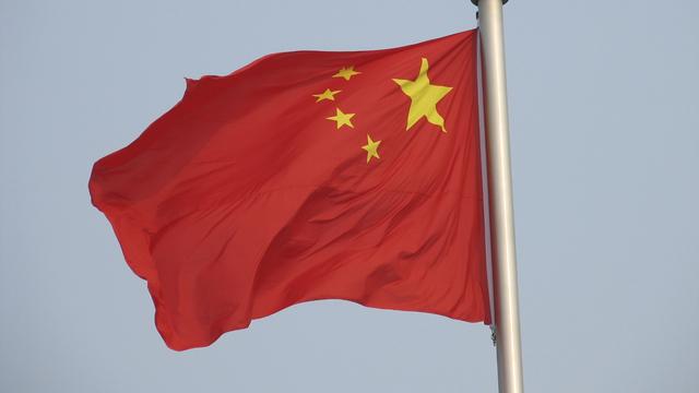 <figure class="wp-block-image size-large wp-lightbox-container"><img alt="Bandeira da China " class="wp-image-661269" height="596" src="https://files.tecnoblog.net/wp-content/uploads/2022/12/bandeira-china-1-1060x596.jpg" width="1060" /><button class="lightbox-trigger" type="button">
			<svg fill="none" height="12" viewBox="0 0 12 12" width="12" xmlns="http://www.w3.org/2000/svg">
				<path d="M2 0a2 2 0 0 0-2 2v2h1.5V2a.5.5 0 0 1 .5-.5h2V0H2Zm2 10.5H2a.5.5 0 0 1-.5-.5V8H0v2a2 2 0 0 0 2 2h2v-1.5ZM8 12v-1.5h2a.5.5 0 0 0 .5-.5V8H12v2a2 2 0 0 1-2 2H8Zm2-12a2 2 0 0 1 2 2v2h-1.5V2a.5.5 0 0 0-.5-.5H8V0h2Z" fill="#fff">
			</svg>
		</button><figcaption class="wp-element-caption">Medida adotada na China busca garantir maior transparência no uso da tecnologia (imagem: Philip Jägenstedt/Flickr)</figcaption></figure>


<details class="tb-resumo tb-callout padrao">
    Resumo
    <div class="tb-resumo-topicos tb-callout-texto"><ul>
<li>As principais redes sociais chinesas, como WeChat e Douyin, começaram a exibir selos visíveis e marcas digitais ocultas em conteúdos de IA.</li>
<li>Nova regulamentação da Administração do Ciberespaço da China exige sinalização explícita e implícita para aumentar transparência e combater desinformação.</li>
<li>Medida integra a campanha Qinglang 2025, que busca reforçar a segurança digital e regular o uso desse tipo de tecnologia.</li>
</ul>
</div>
</details>


<p>As principais redes sociais da China começaram a adotar recursos para cumprir a nova lei que 