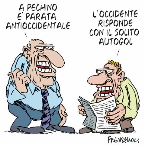 Nel disegno, un uomo commenta: "A Pechino è parata antioccidentale".
"L'Occidente risponde con il solito autogol", aggiunge un altro uomo li vicino.