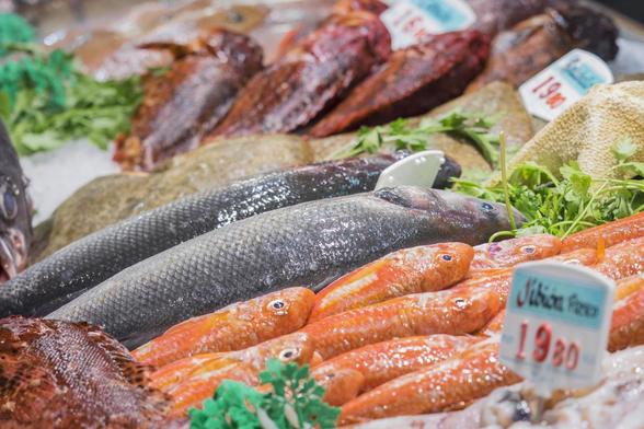 Una imagen de archivo de una una pescadería (Patrick Kunkel / MITO images vía Getty Images)
