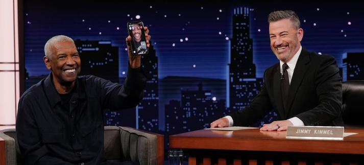 Denzel Washington se pasa por 'Jimmy Kimmel Live!' y hace una videollamada a Lenny Kravitz. / Randy Holmes