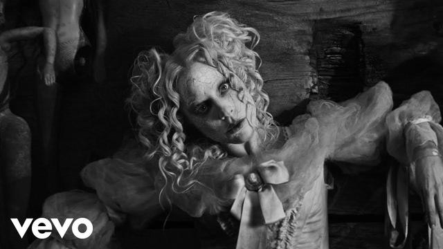 Lady gaga en el video the dead dance