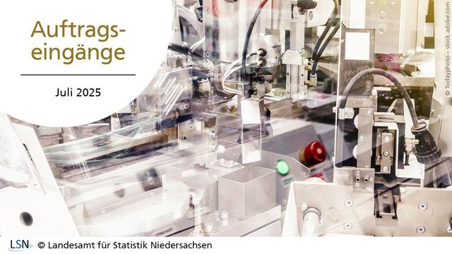 Auftragseingänge Juli 2025: Zu sehen ist eine Maschine, die hinter einer Glasscheibe in hohem Tempo Prozesse durchführt. Durch die Glasscheibe gibt es Spiegelungen der Maschine selbst und auch eines aktiven grünen Systemknopfs sowie eines roten Not-Aus-Knopfs an der Außenseite.