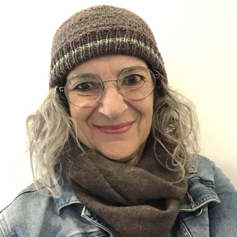 Ein neues Leben für unbrauchbare Altkleidung! Die Haube habe ich aus T-Shirt-Garn und Baumwollgarnresten gehäkelt und gestrickt.
#alttextilienupcycling #tshirtgarnhäkeln #garnresteverwertung #neueslebenfürkaputtedinge #müllvermeiden #upcycelninwels #derumweltzuliebe