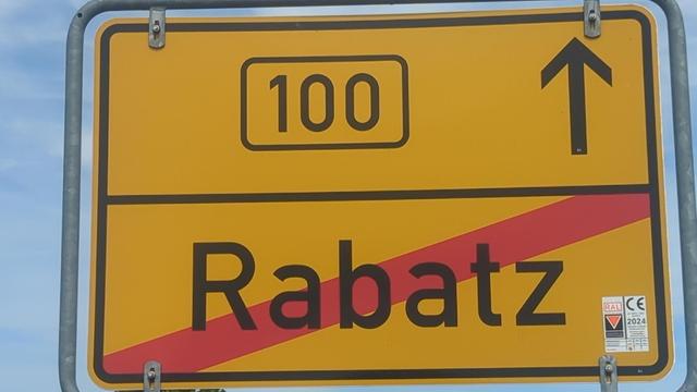 Ortsausgangsschild Rabatz und irgendwo da vorne kommt die Bundesstraße 100