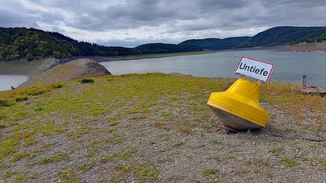 Aufgrund des niedrigen Wasserstands in der Edertalsperre im Spätsommer 2025 kommen Strukturen ans Tageslicht, die sonst unter der Wasseroberfläche verborgen sind.
Quelle: Volker Hüsing