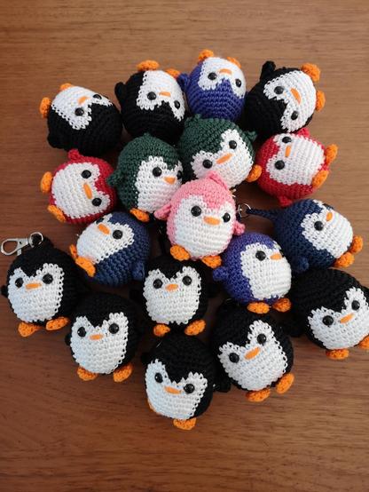 photo de plein de petits porte-clef au crochet représentant des manchots de toutes les couleurs