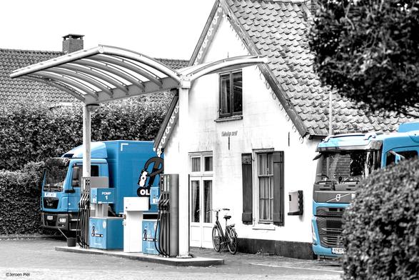Blauwe benzinepomp

Blue gas station