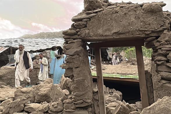 KUNAR, AFGANISTÁN - 2 DE SEPTIEMBRE: Se observa a personas afuera cerca de casas gravemente dañadas tras un terremoto de magnitud 6.0 que azotó la provincia oriental afgana de Kunar el 2 de septiembre de 2025. El terremoto azotó el centro de Afganistán el domingo, causando la muerte de al menos 1400 personas y heridas a otras 3251, causando gran devastación en las provincias orientales de Kunar y Nangarhar. (Foto de Haroon Sabawoon/Anadolu vía Getty Images) (Anadolu via Getty Images)