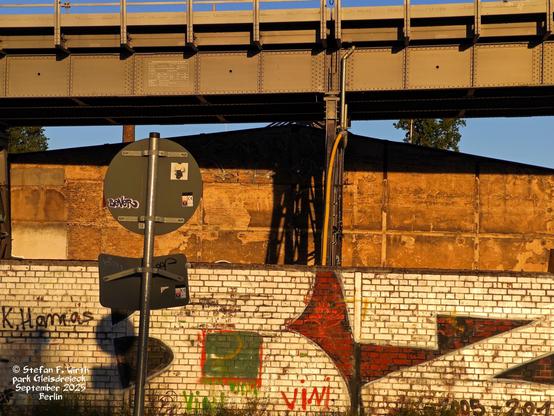 Berlin urban Park Gleisdreieck with old walls, subway railways and graffiti, September 2025, © Stefan F. Wirth