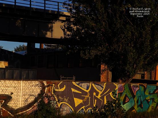 Berlin urban Park Gleisdreieck with old walls, subway railways and again graffiti, September 2025, © Stefan F. Wirth