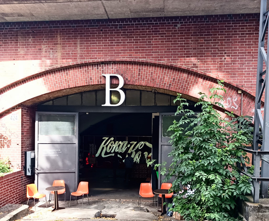 Der Eingang des Museums unter eine S-Bahn-Bogen