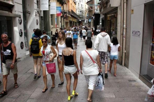 Bona afluència de compradors el primer dia del Mercat de les Rebaixes de l'Eix Comercial de Lleida