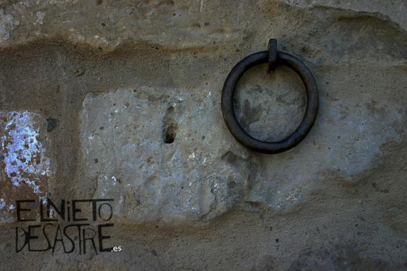 Argolla de hierro antigua en una pared de piedra.