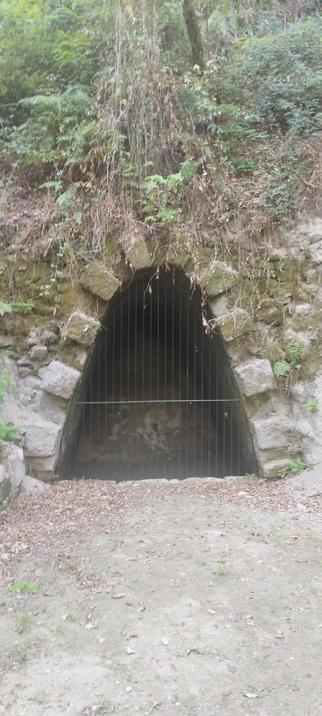 Na imaxe vese unha entrada dun tunel. Nótase que é antigo