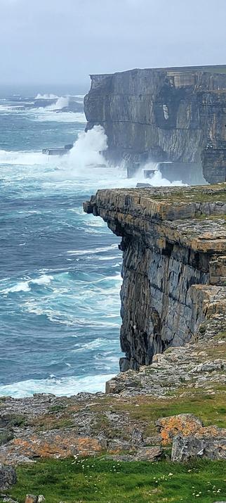 Blick auf Klippen an denen sich meterhohe Wellen brechen