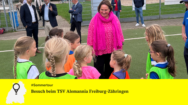 Kultusministerin Theresa Schopper im Gespräch mit den Fußball-Mädchen des TSV Freiburg-Zähringen.