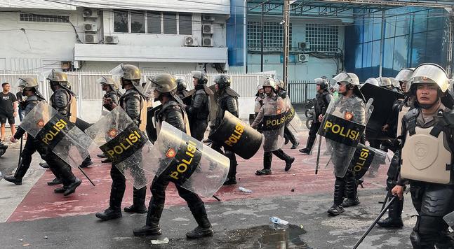 Picture of Indonesian riot police on a street in Medan
Image attribution:


 Nafisathallah, CC BY-SA 4.0 <https://creativecommons.org/licenses/by-sa/4.0>, via Wikimedia Commons