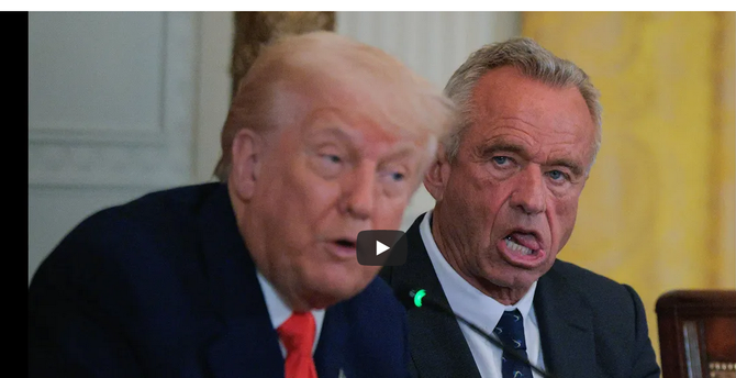 Zwei US-Politiker bei einer Pressekonferenz: links der Mann mit oranger Haut und roter Krawatte, rechts ein weiterer Mann mit grotesk verzerrtem Gesichtsausdruck und offenem Mund. Beide wirken wie Clowns in einem politischen Zirkus.