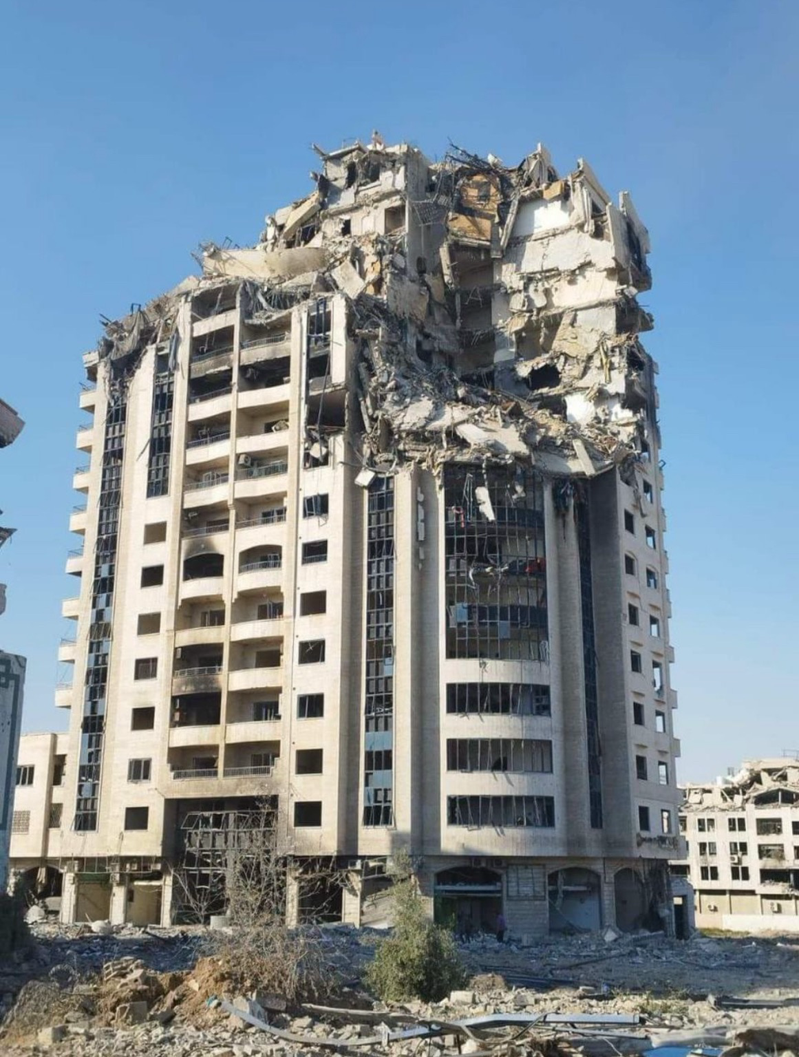 Evacuation of the residents of Mashtaha Tower in preparation for its complete destruction
