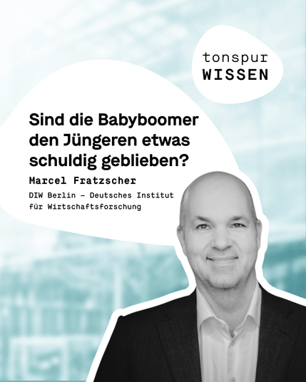 Grafik mit ausgeschnittenem, Schwarz-Weiß-Foto von Marcel Fratzscher. Das Portrait ist weiß umrandet. Links neben seinem Kopf ist eine Art Sprechblase in weiß mit schwarzer Schrift: „Sind die Babyboomer den Jüngeren etwas schuldig geblieben? Marcel Fratzscher, DIW Berlin – Deutsches Institut für Wirtschaftsforschung“. Im Hintergrund ist ein unscharfes, hellblaues Stadtbild zu sehen. Rechts oben in der Grafik steht "tonspur WISSEN" auf einer weißen, ründlichen Form (Monade).