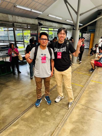 Rubén y Minh en el vestíbulo de la biblioteca.