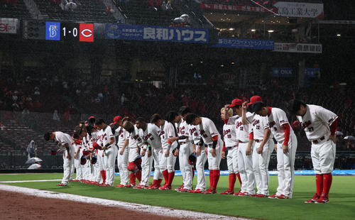 広島対DeNA 6回雨天コールドゲームで敗れた広島ナイン（撮影・加藤孝規）