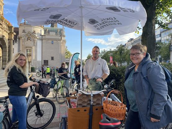 Wir waren mit der LiBelle bei der Fahrraddemo 🚲💚. Viele tolle Gespräche zur #Mobilitätswende: Radentscheid, Sozialticket, sichere Schulwege. Bielefeld braucht eine Verkehrspolitik, die klimafreundlich & sozial ist! 

👉 Bilder und ein Video https://www.lokaldemokratie-in-bielefeld.de/2025/09/05/mit-der-libelle-bei-der-fahrraddemo-fuer-die-mobilitaetswende/

#Bielefeld #Kommunalwahl2025