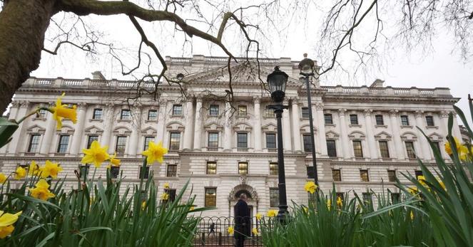 英国が多国間防衛銀行の参加否定、計画推進に打撃 | ロイター