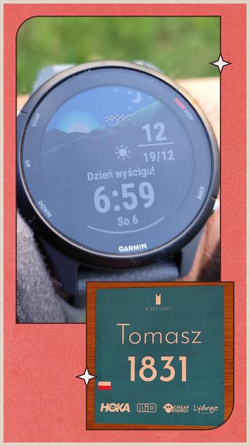 Kolaż dwóch zdjęć: na dolnym numer startowy, na górnym zegarek sportowy z komunikatem „Dzień wyścigu”