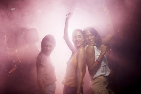Amigas bailando de fiesta (Getty Images)