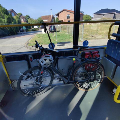 Ein Fahrrad in einem Bus.