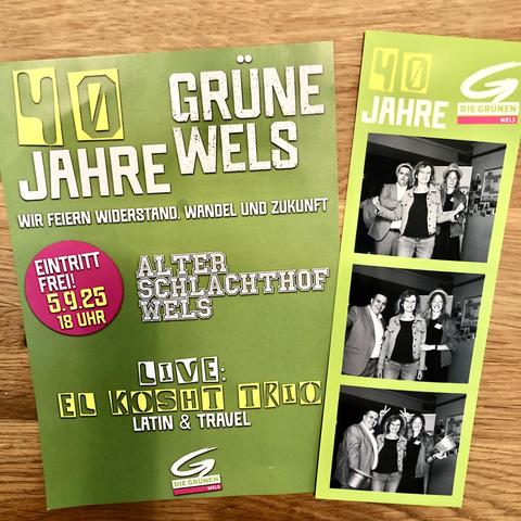 Einladung zum 40-Jahre-Jubiläumsfest der Grünen Wels auf grünem Hintergrund, drei kleine Fotos mit Miriam Faber und Alessandro Schatzmann von den Grünen Wels und Maria Ramming-Silbermayr vom Atelier Mitzi.