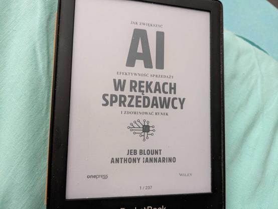 Okładka e-booka "AI w rękach sprzedawcy. Jak zwiększyć efektywność sprzedaży i zdominować rynek" autorstwa Jeba Blounta i Anthony'ego Iannarina. E-book ma 237 stron.